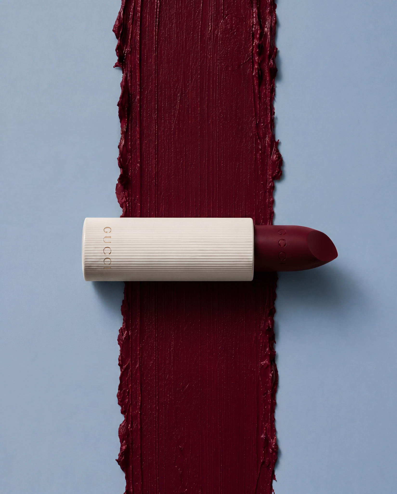 Imagen publicitaria de labial sobre fondo azul